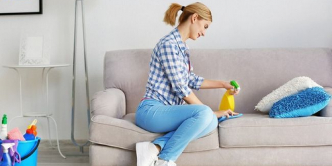 Jak rychle a efektivně vyčistit pohovku doma